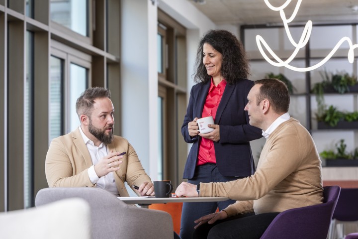 Employees of Unite and Onventis in dialogue.