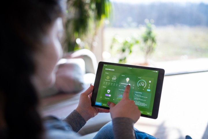 Persoon kijkt naar energiegegevens op een tablet