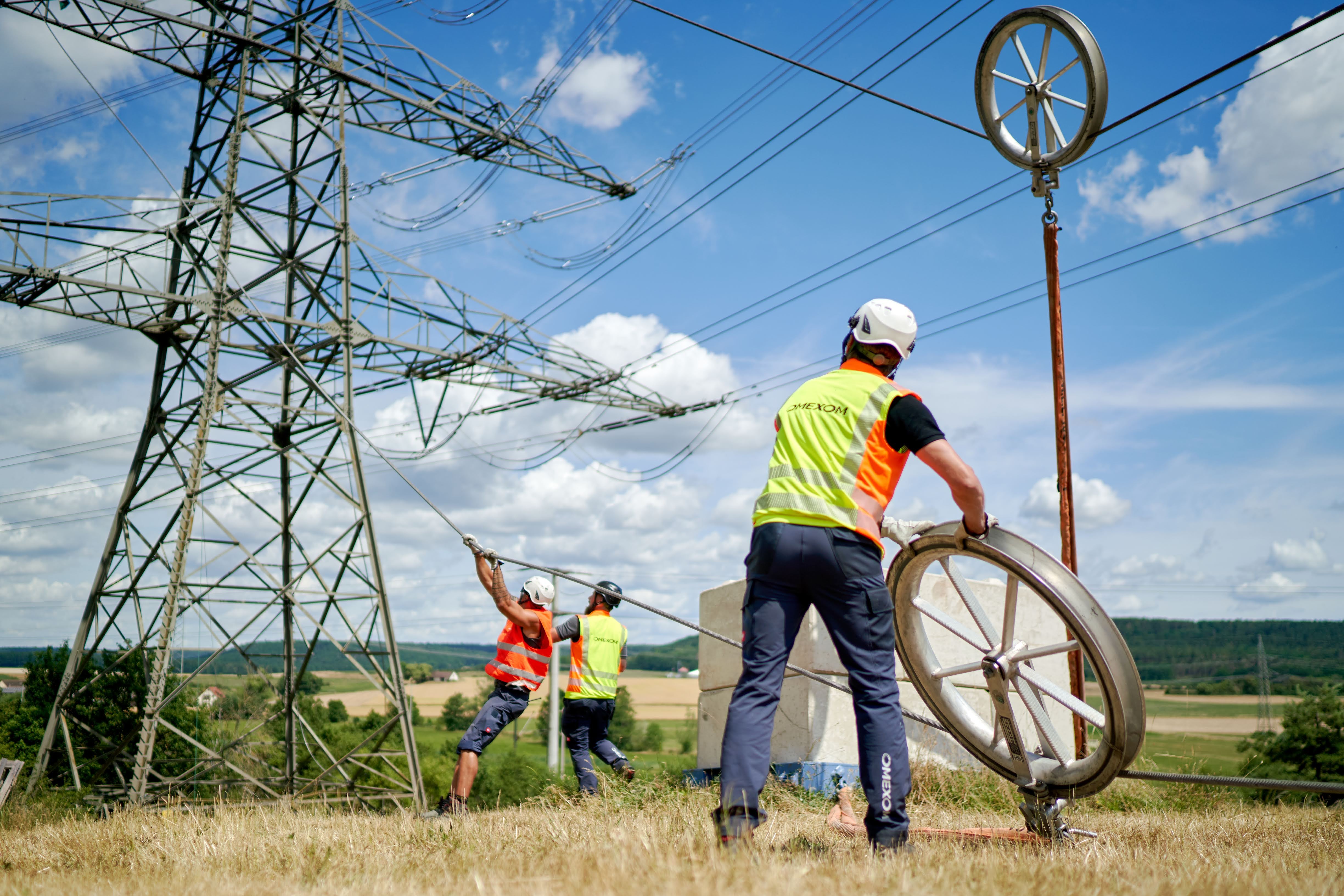 Vinci Energies Mitarbeitende arbeiten an Stromtrassen