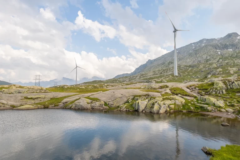 Collage mit Bildern, die verschiedene Arten der Energieerzeugung zeigen