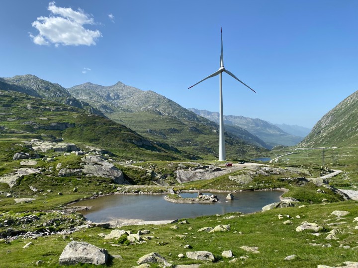 Eine Hochspannungsleitung in einem Rapsfeld