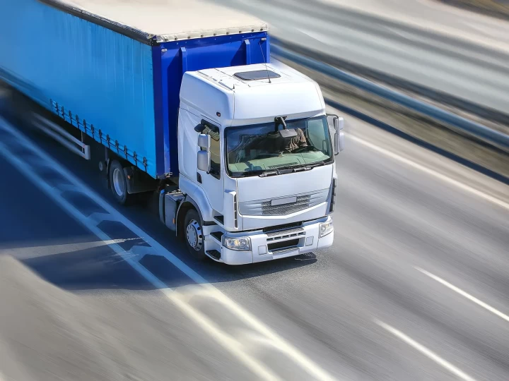 Ein LKW fährt auf der Straße