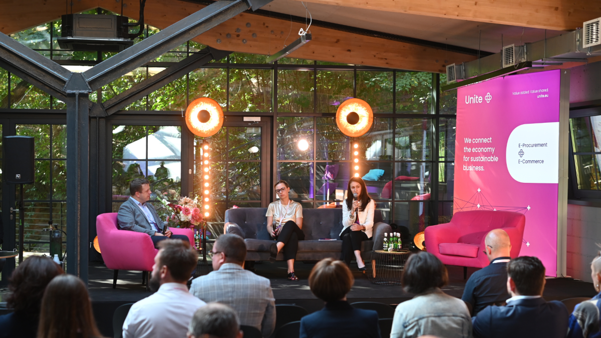 Fotografia panelu dyskusyjnego, kolejno: Konrad Zach, Założyciel i CEO, agencja thinkHUB; Katarzyna Czuchaj-Łagód, Dyrektorka Zarządzająca, Mobile Institute; oraz Gabriela Kolarczyk, Country Manager Unite