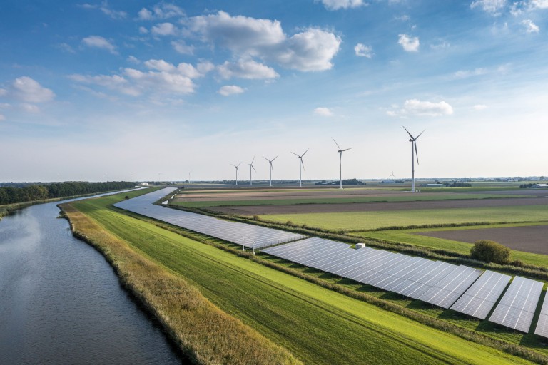 Collage mit Bildern, die verschiedene Arten der Energieerzeugung zeigen