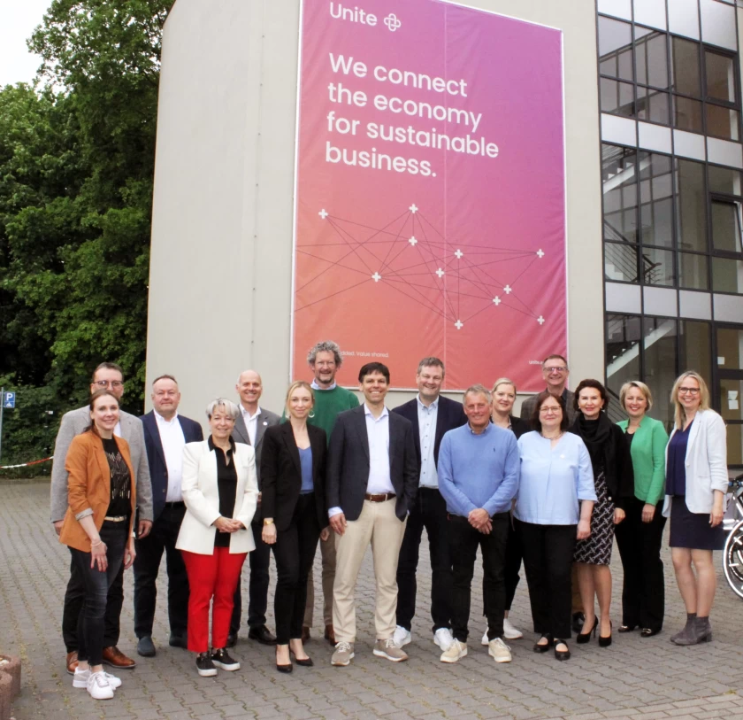 Unites Weggefährten stehen vor dem Unite Gebäude in Köthen