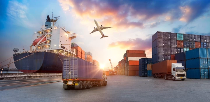 Logistik und Transport von Container-Frachtschiff und Frachtflugzeug mit Kranbrücke in Werft bei Sonnenaufgang.