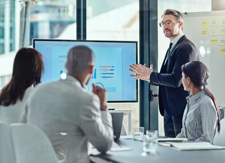 Un homme faire une présentation professionnelle à son équipe 