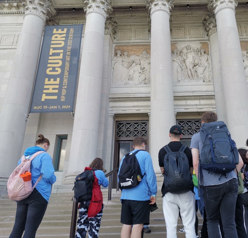 junge Menschen stehen vor dem Eingang eines Kunstmuseums