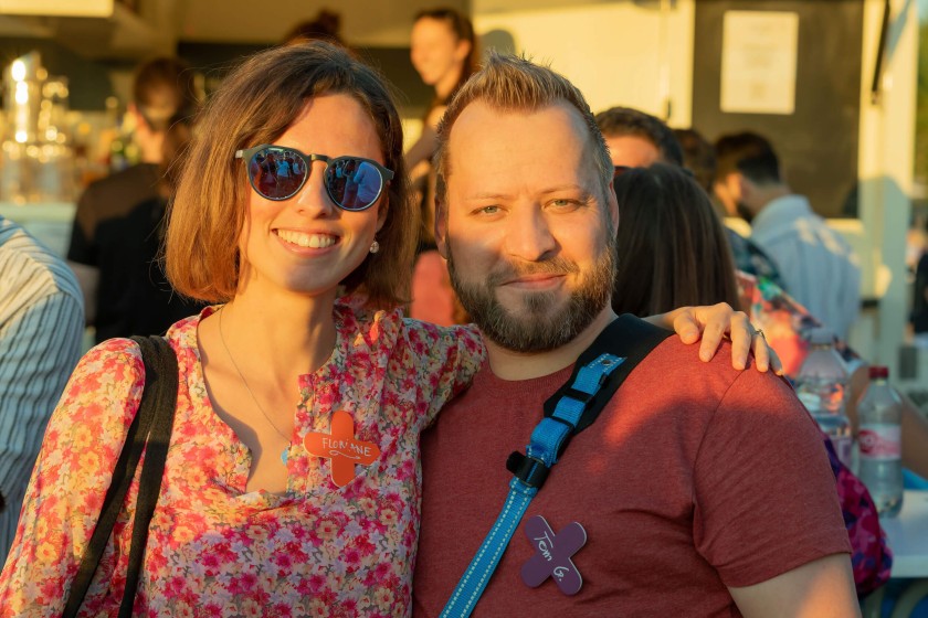 Een man en vrouw met zonnebril op het Unite zomerfeest