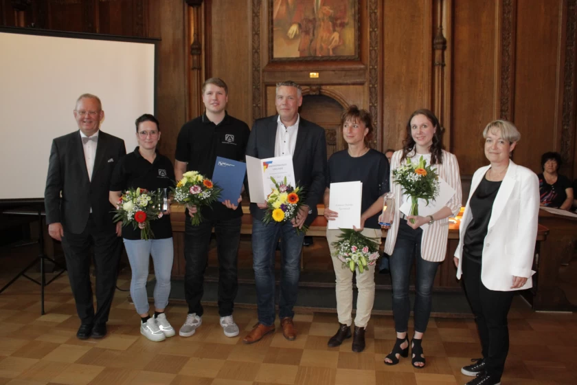 Menschen bei der Würdigung durch die Stadt Köthen