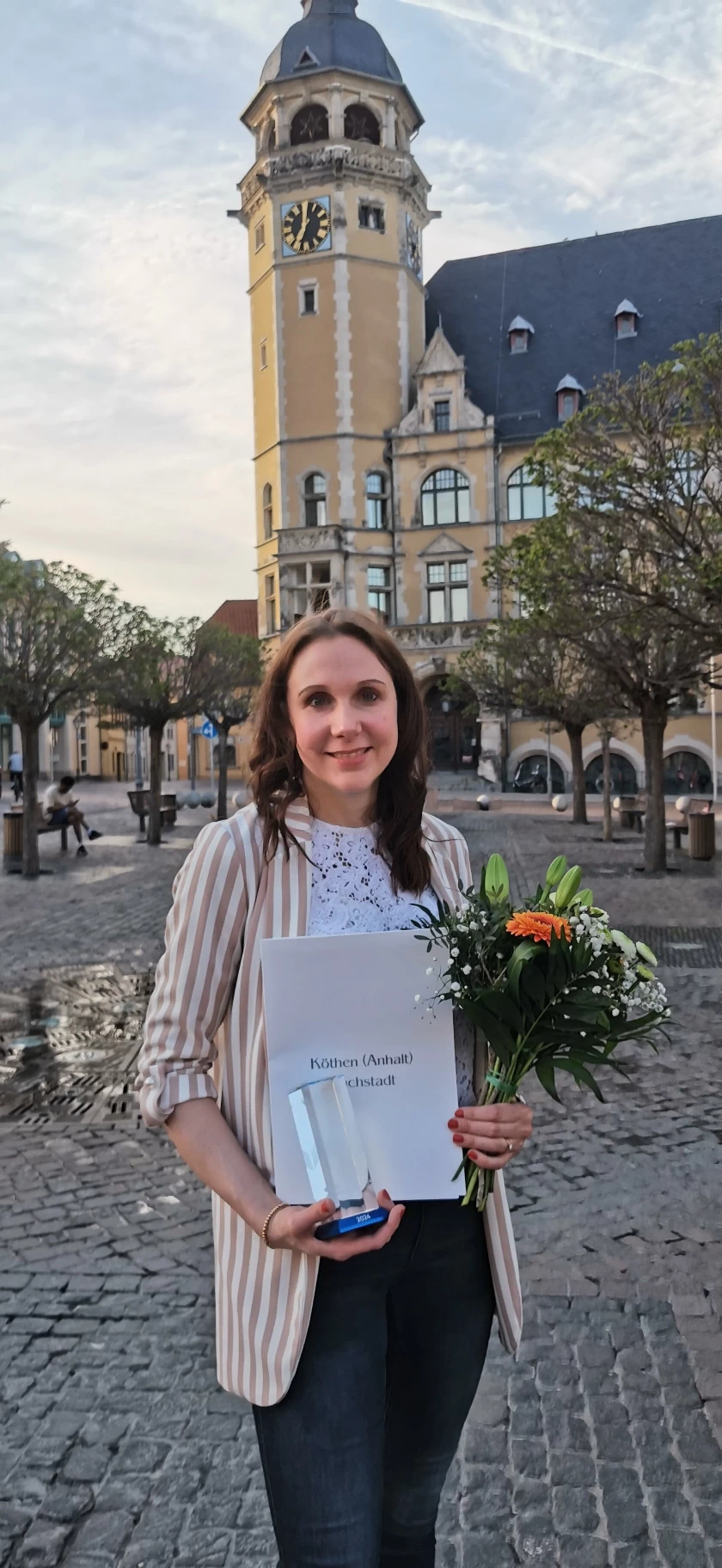 Caroline Klehr vor dem Köthener Rathaus