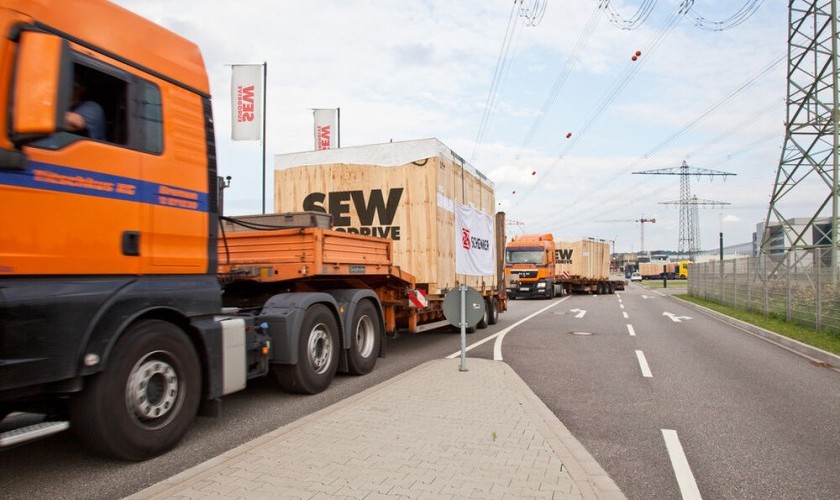 Ein Lastwagen steht im Werk von SEW-EURODRIVE