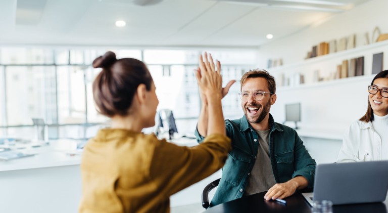 Zwei Personen, die high five machen