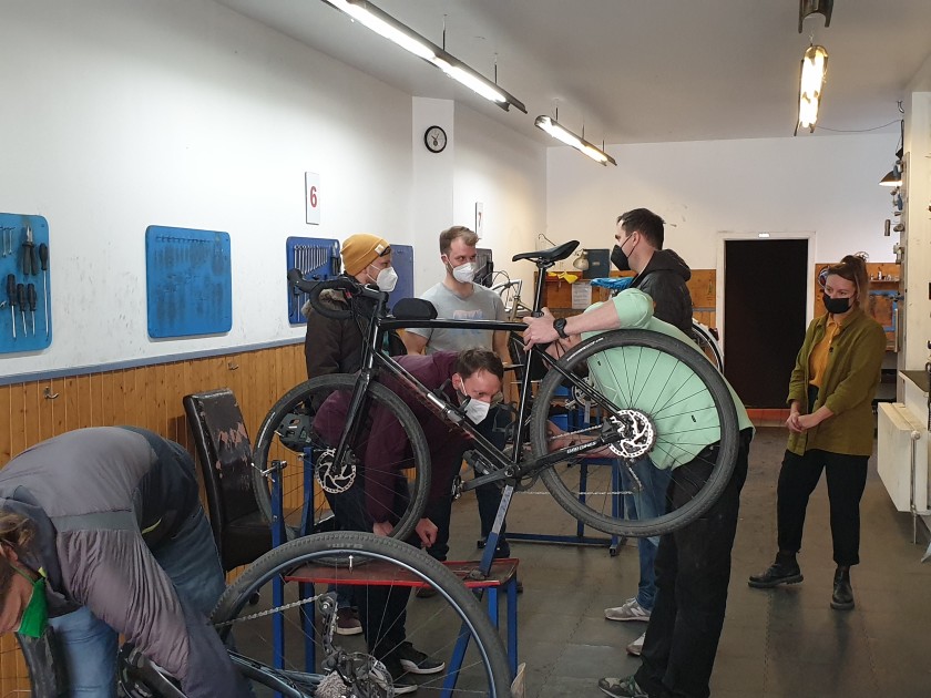 Un groupe de collaborateurs dans un atelier de réparation de vélos