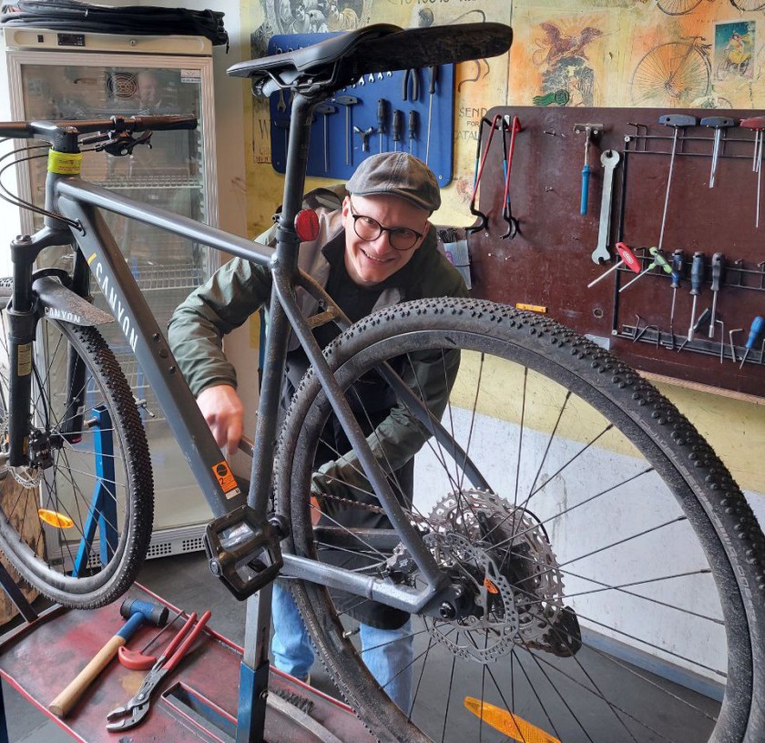 Ein Unitee macht sein Fahrrad fit für den Frühling