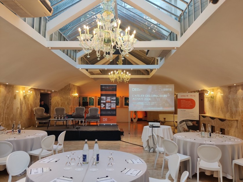 Salle de réception avec un espace table ronde