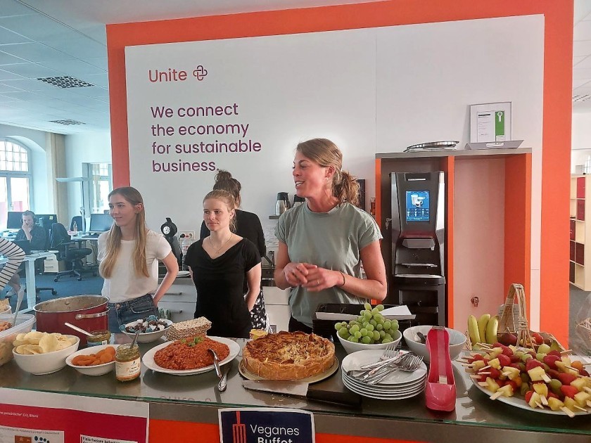 Unitees organisieren ein veganes Buffet